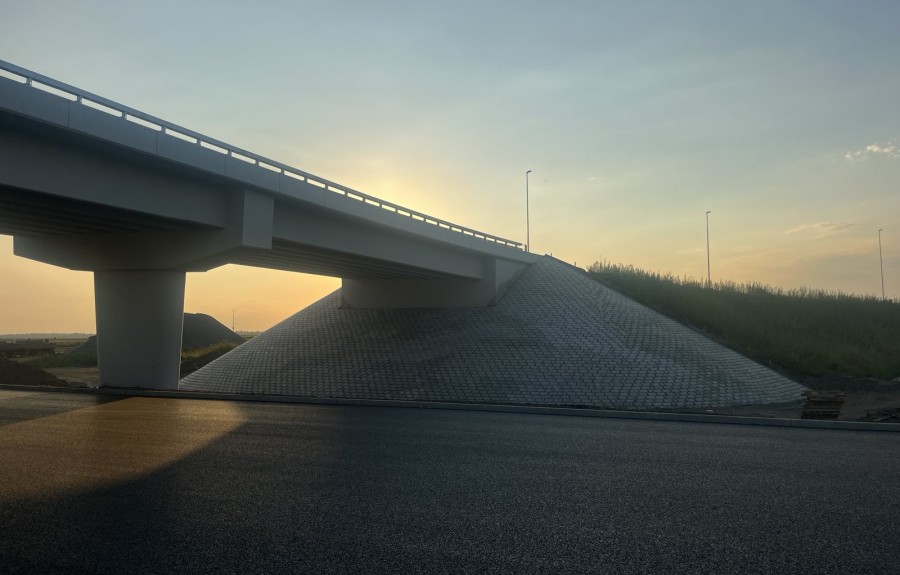 Popločavanje kosina nasipa na mostovima na deonici Autoputa Ruma - Šabac