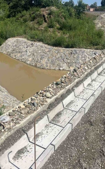 Ugradnja kanaleta za odvodnjavanje na deonici brze saobraćajnice Šabac-Loznica